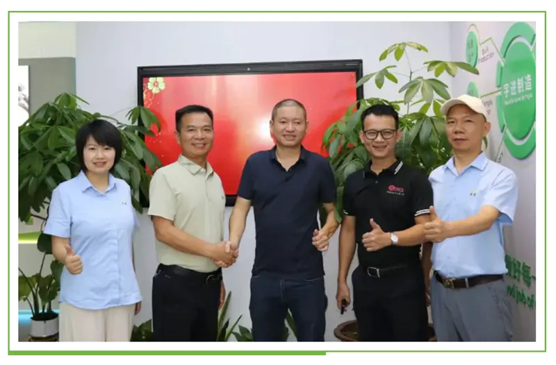 Köpare i Vietnam besöker SPOTLESS— 